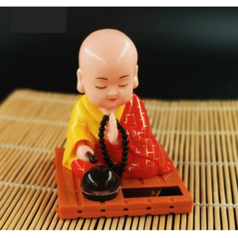 Tượng phật gõ mõ năng lượng mặt trời trang trí taplo xe hơi, phòng làm việc