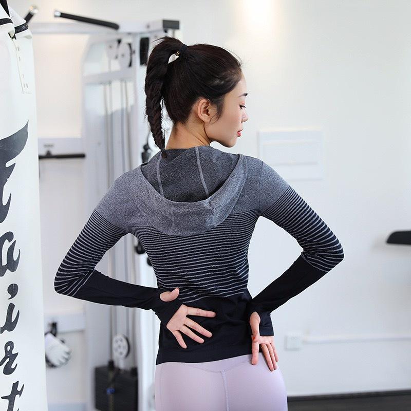 Áo khoác tập gym yoga nữ thể thao có mũ tay áo xỏ ngón chất dệt kim cao cấp ôm dáng co giãn thoáng mát(Áo Khoác dệt kim)