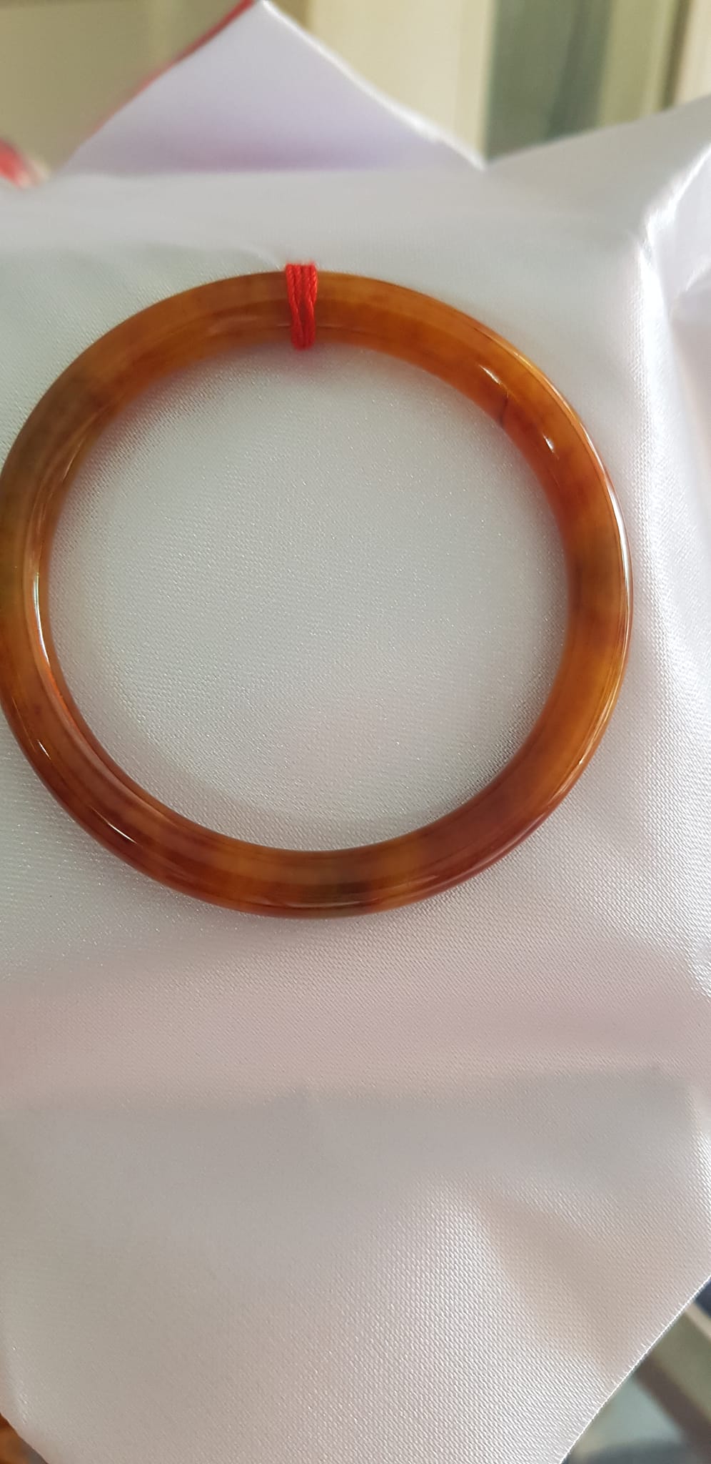 Vòng tay nữ đá Cẩm thạch Vàng đậm Vân vân bóng đẹp lạ Ni 50mm x cọng 6mm Nữ Thổ mệnh Kim 49kg - 53kg đeo Món quà tặng ý nghĩa dành cho các chị em đeo vòng tay Ni 50mm ạ