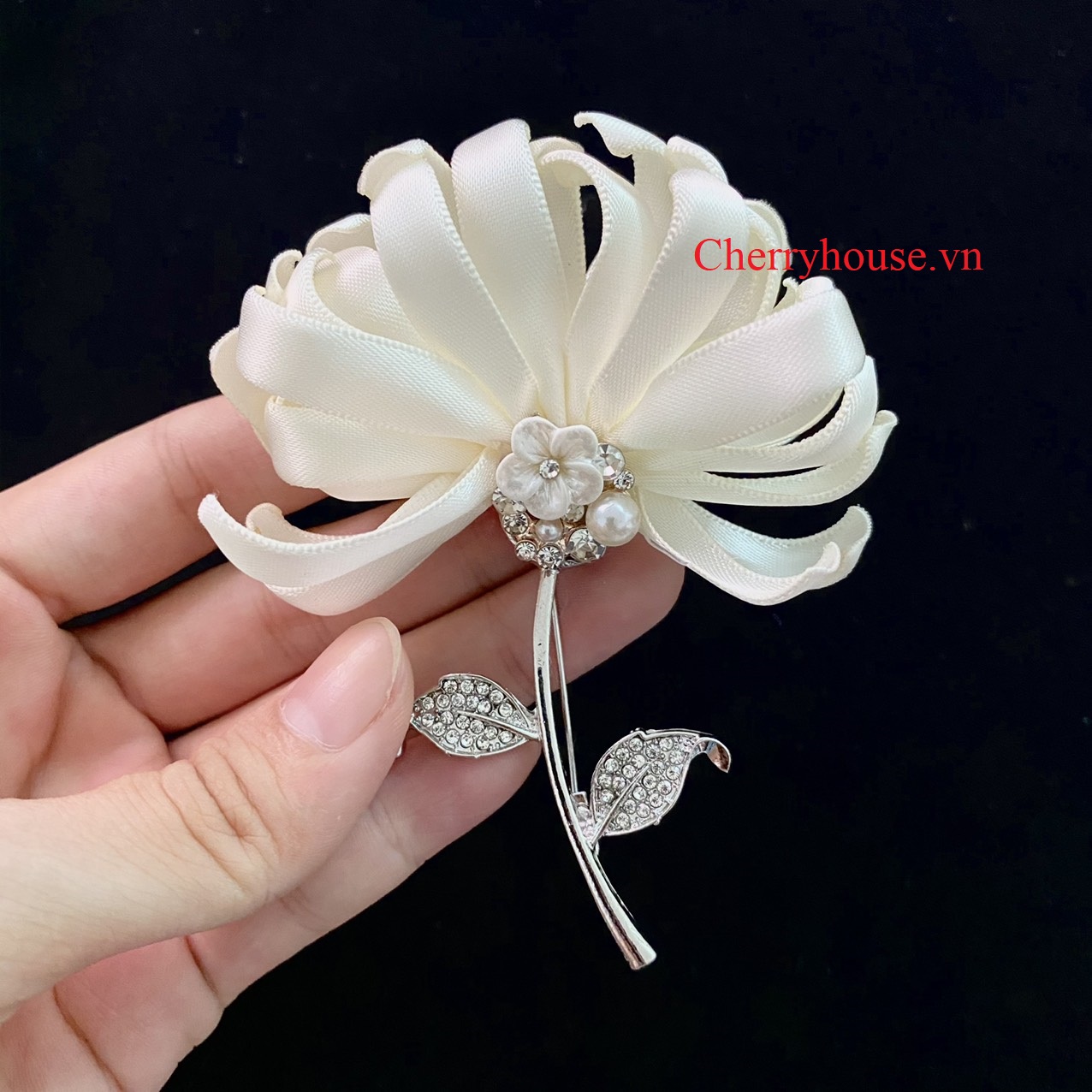 Hoa cài áo vải lụa satin Cúc lật cánh trắng cao cấp