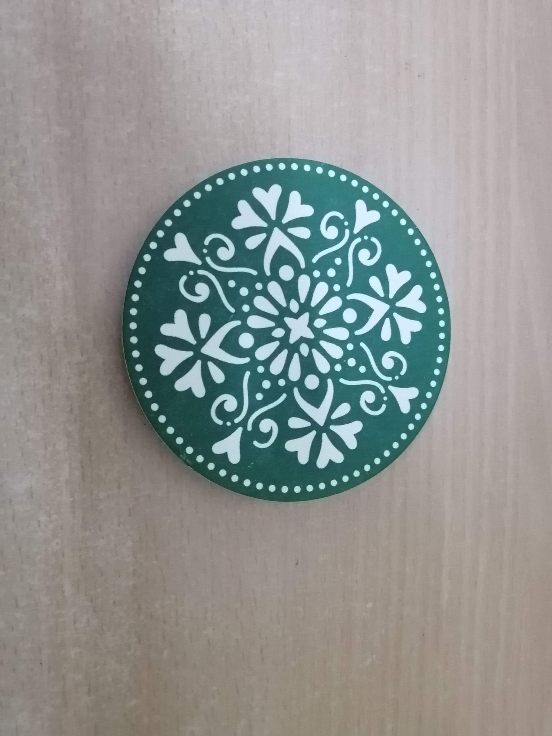 ĐẾ LÓT LY BẰNG GIẤY THƯƠNG HIỆU CỦA FNB IN HÌNH NGẪU NHIÊN ĐƯỜNG KÍNH 9 CM - MỘT LỐC SẢN PHẨM BAO GỒM 100 CÁI