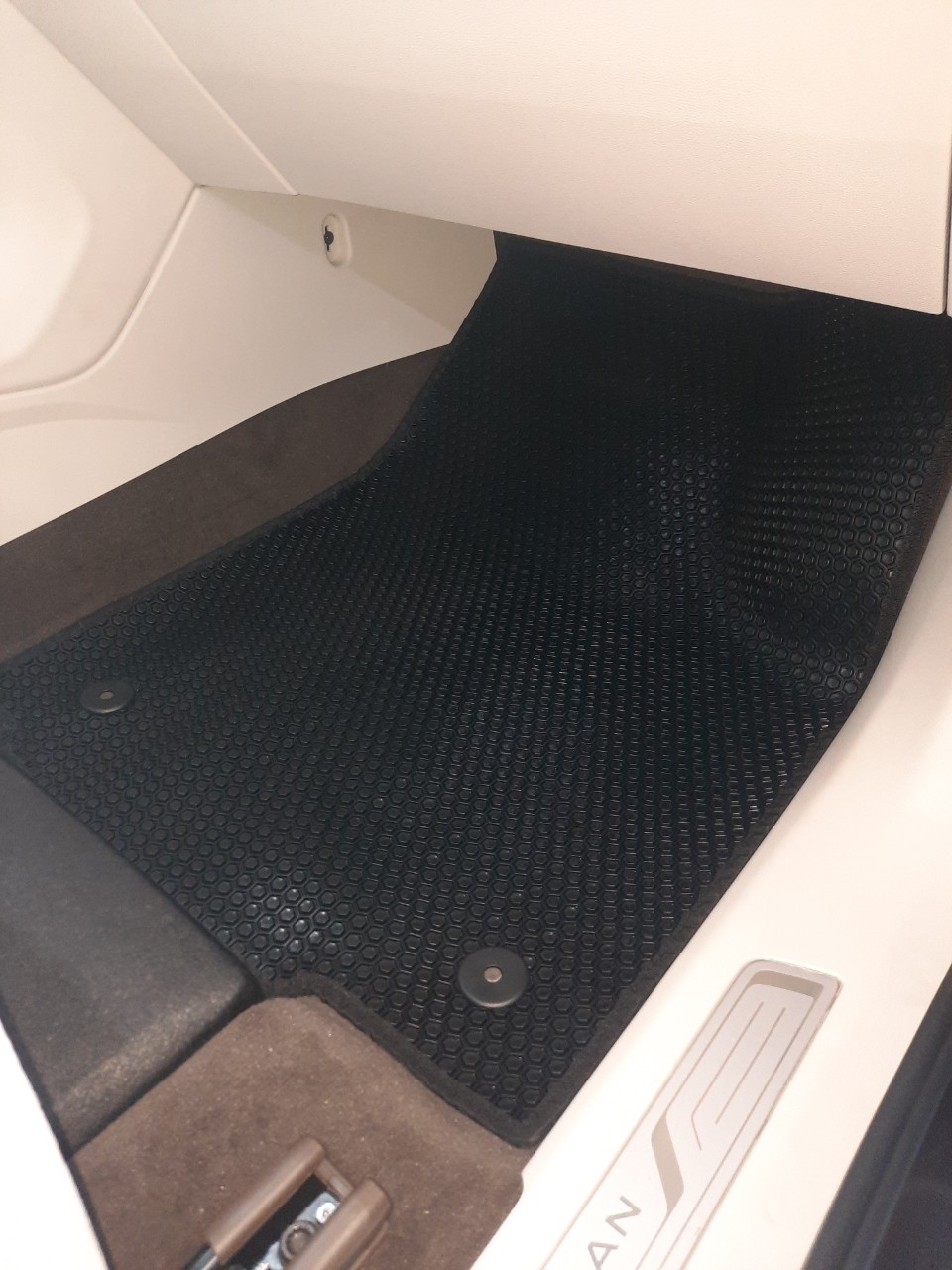 Thảm lót sàn KATA cho xe Volkswagen Viloran ( 2020 - đến nay) - Mini Van (7) - Hàng chính hãng không mùi, chống thấm, không ẩm mốc