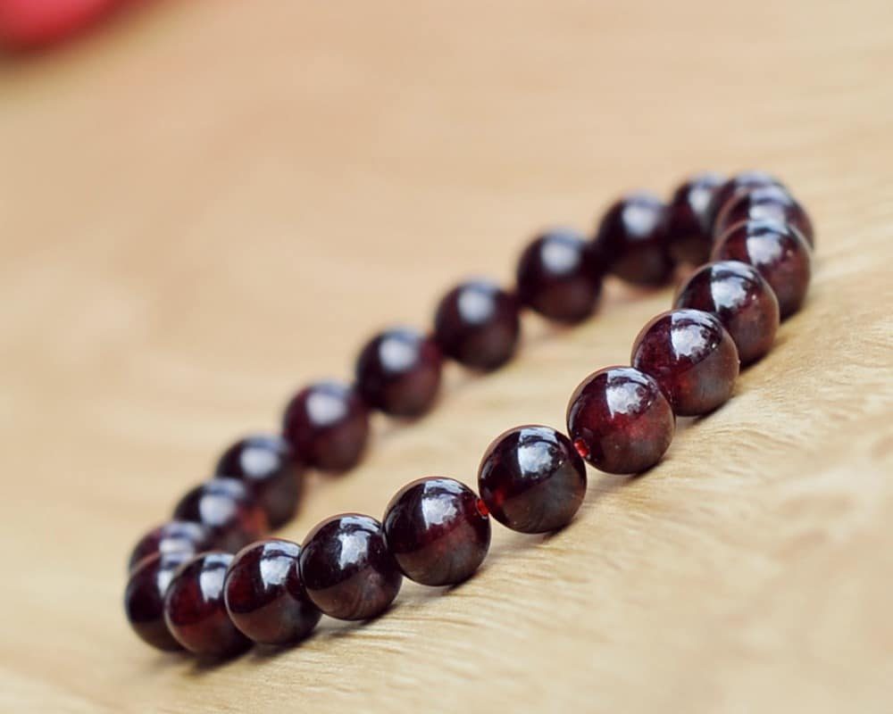 Vòng Tay Đá Ngọc Hồng Lựu Garnet Tự Nhiên 10mm - Vòng tay đá phong thủy cho người Mệnh Hỏa, Mệnh Thổ cho Nam và Nữ