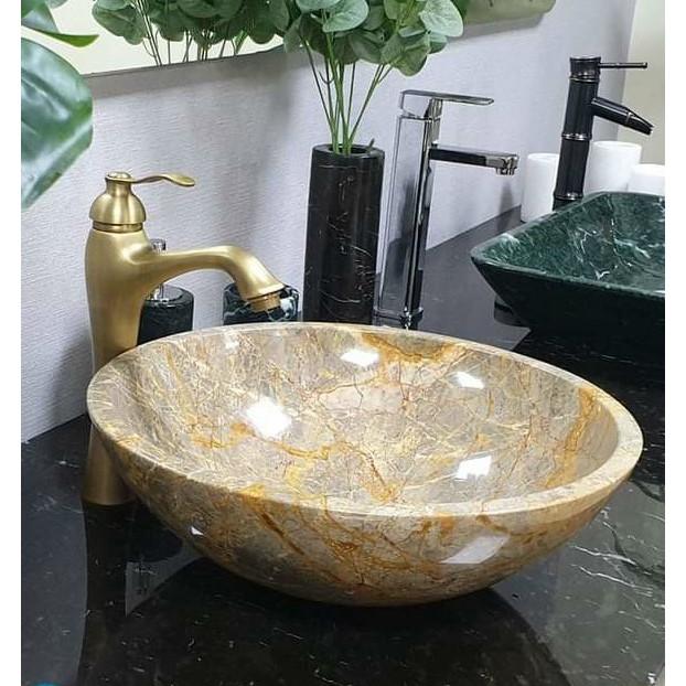 Chậu lavabo đá tự nhiên với nhiều màu và nhiều vân lạ phù hợp với không gian phòng tắm rộng rãi hay thiết kế ngoài trời