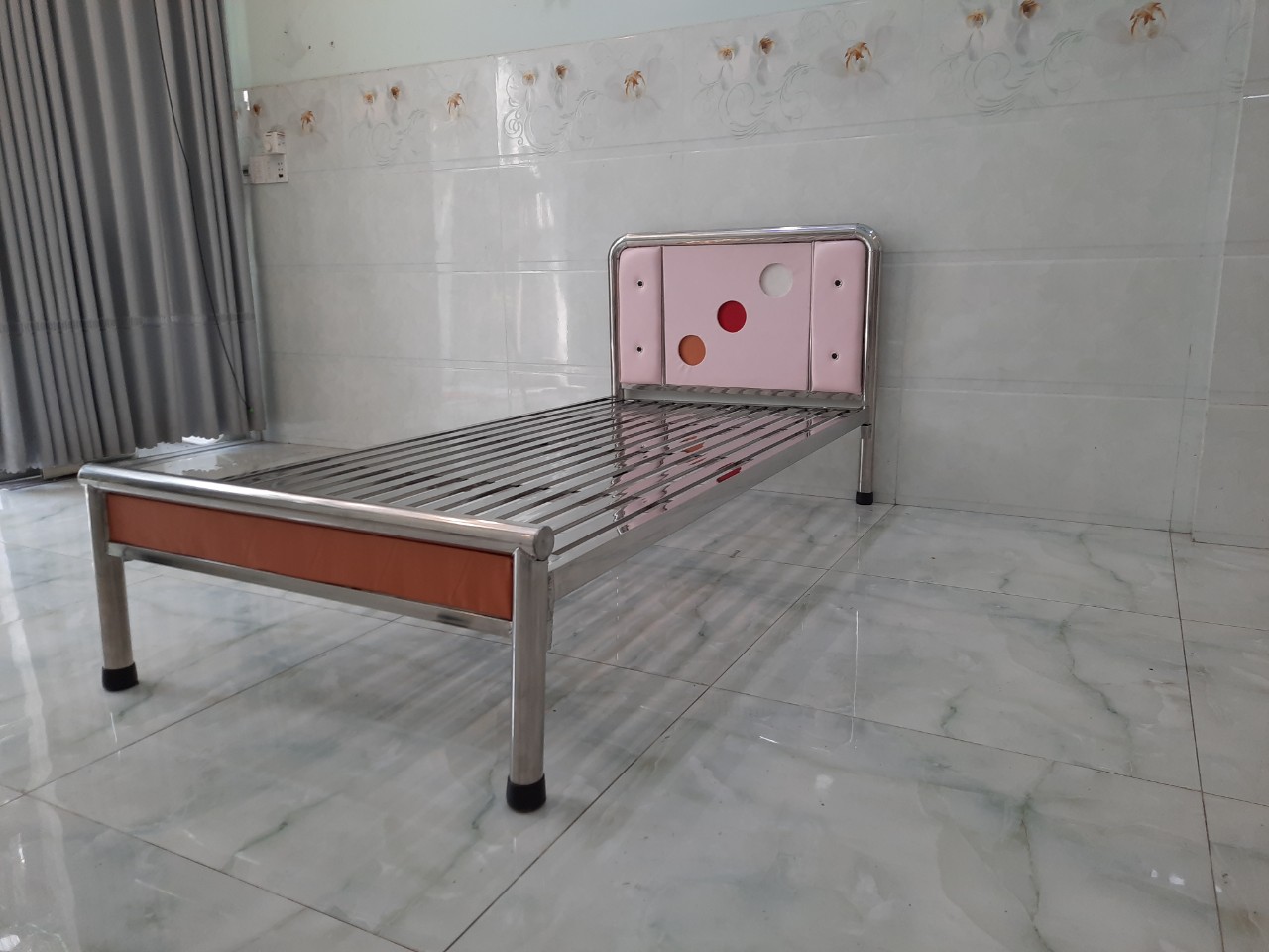 Giường ngủ inox tròn cao cấp nhiều kích thước mẫu chấm đầu giường