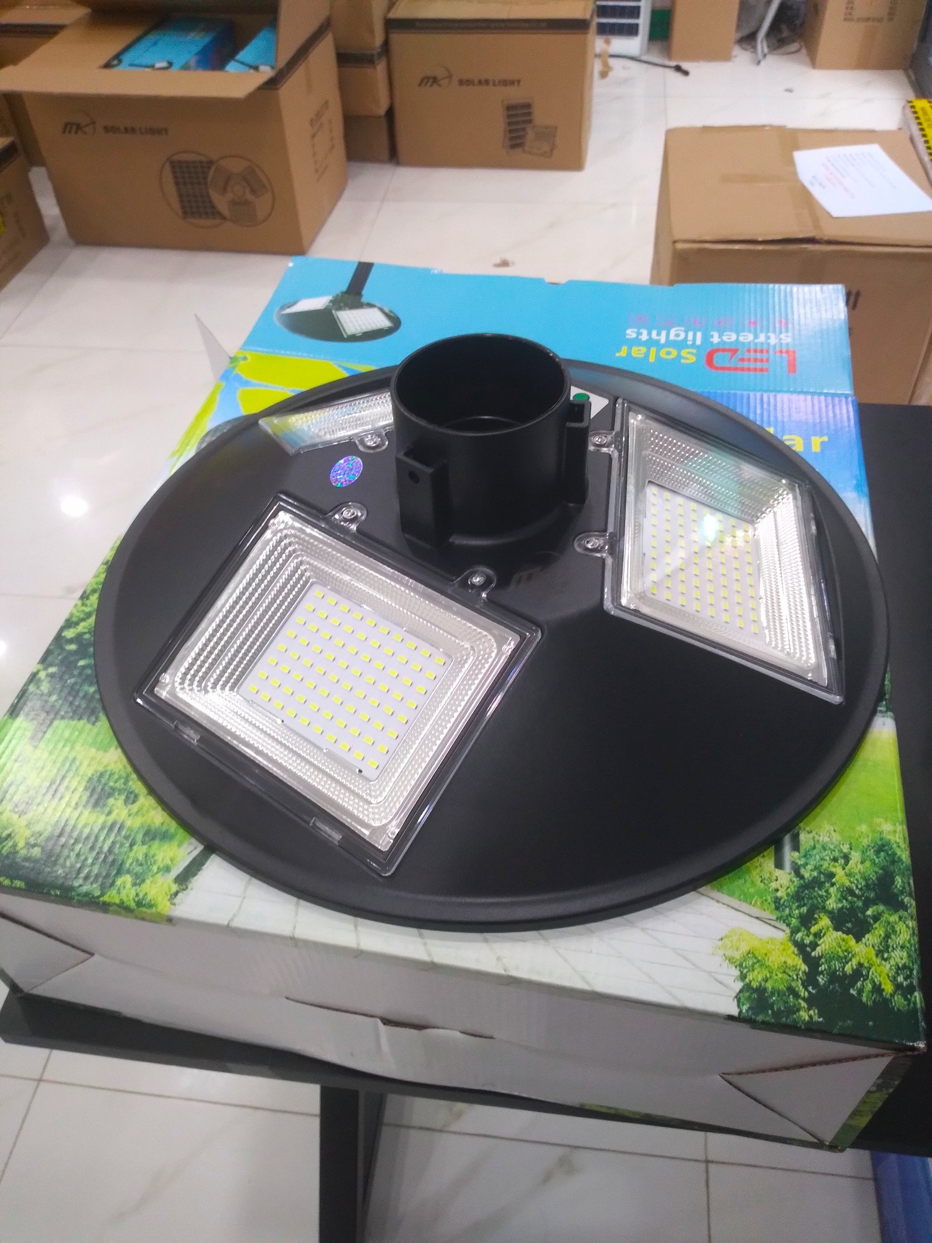 Đèn sân vườn năng lượng mặt trời UFO 150W MK-79150