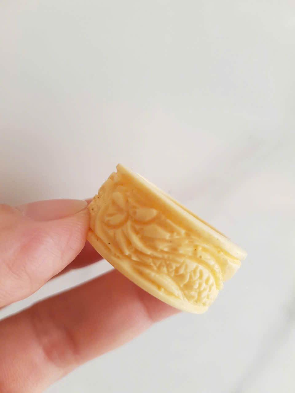 Nhẫn Càn Long Chạm Rồng Nam Giả Ngà hay Xương Mỹ Nghệ màu trắng Ni 22mm Cao 14mm Dầy 4mm Dành Cho Các Anh Nam đeo nhẫn ngón tay cái hay bất kỳ ngón tay nào ni lọt vừa tay là 22mm rẻ vẫn đẹp như thường ạ