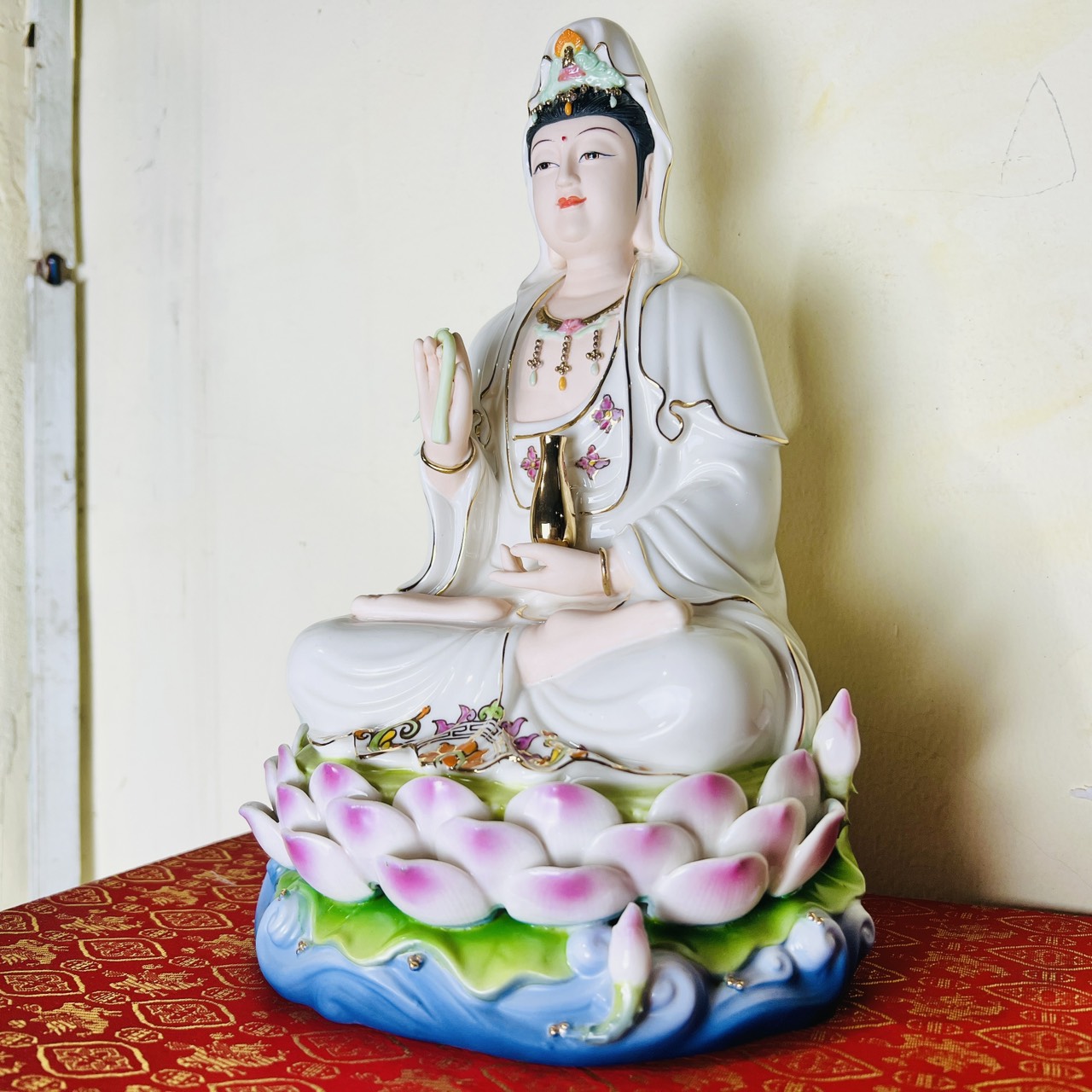 Tượng Quan Âm gốm sứ cao cấp ngồi trên đài sen cao 30cm