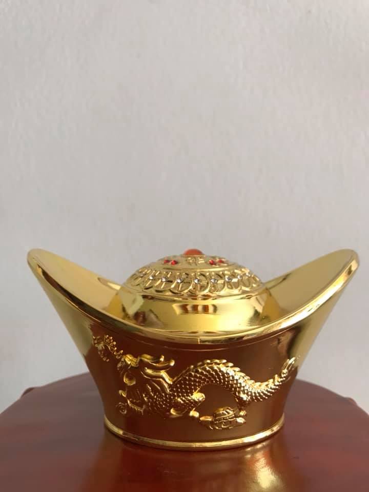 THỎI VÀNG MAY MẮN CHẤT LIỆU ĐỒNG MẠ VÀNG TRẠM HÌNH RỒNG LƯỢN Và CHIM PHƯỢNG HOÀNG 2 BÊN PHÍA TRÊN DÃY TIỀN ĐẸP Dài 11cm x Ngang 7,5cmxCao 6,5cm
