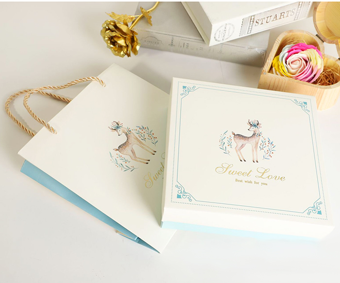 Hộp đựng quà vuông kiểu cổ điển chú Hươu kèm túi Hộp đựng quà vuông kiểu cổ điển chú Hươu kèm túi