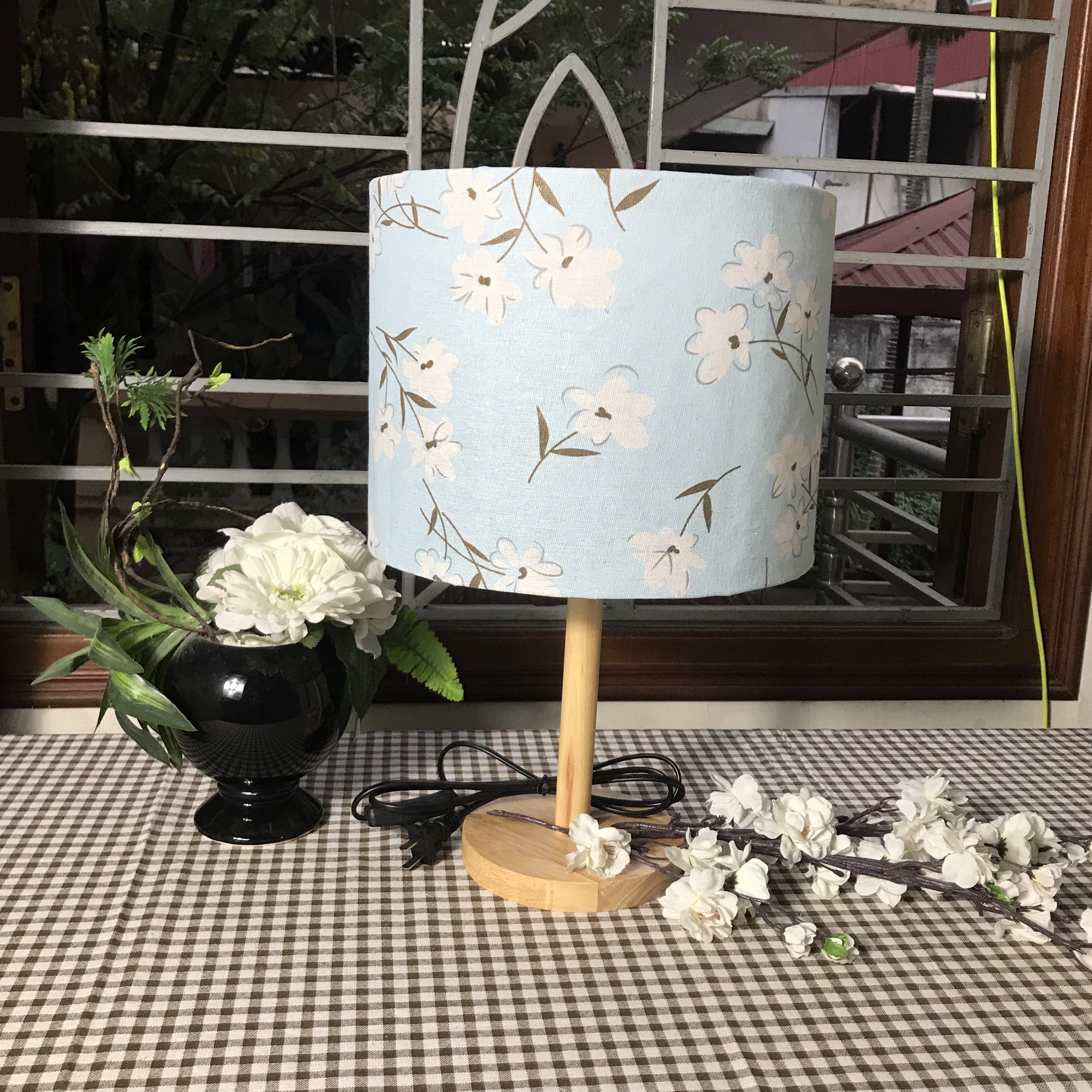 Đèn ngủ DB-C09 HOA TRẮNG NỀN XANH gắn đầu giường, chân gỗ tự nhiên, chao vải bố linen vintage, công tắc bật tắt, kèm bóng