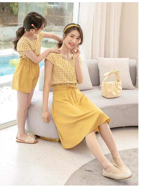 Set áo caro phối chân váy cho mẹ và quần short cho bé