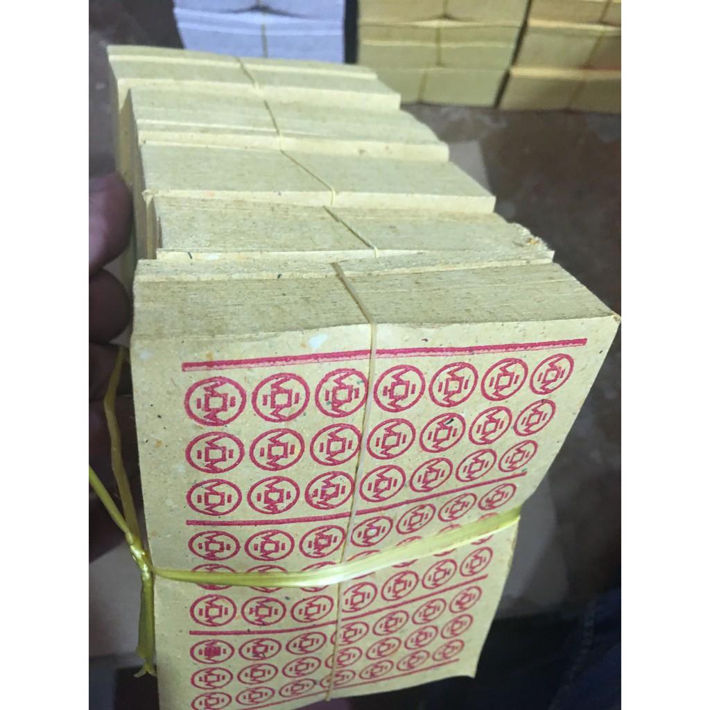 Một xấp giấy tiền vàng trong thờ cúng