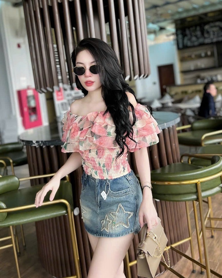 Áo trễ vai hoa bèo ngực vải tơ mềm bo chun eo co giãn