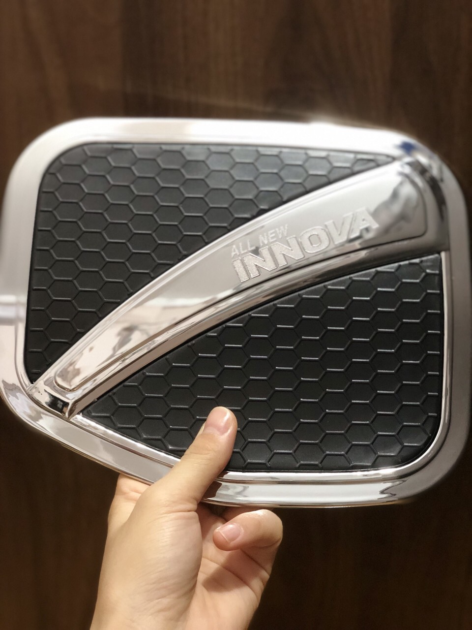 Phụ kiện xe Toyota innova 2017-2019-2020 Ốp Nắp Bình Xăng Mạ Crom