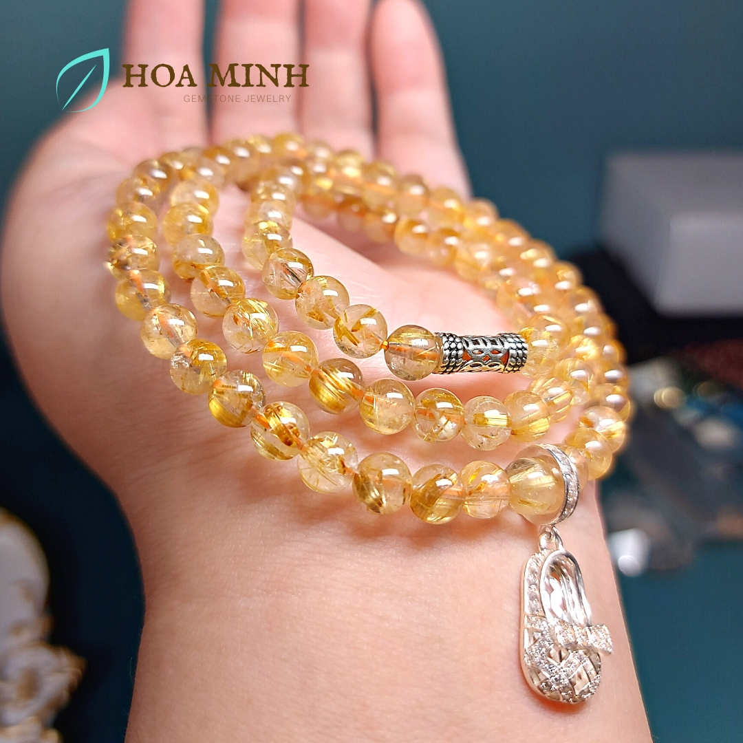 Vòng tay Thạch Anh Tóc Vàng thiên nhiên 6 li VIP quấn 3 vòng phối charm chiếc giày búp bê bạc ta chuẩn, hợp mệnh Kim Thổ