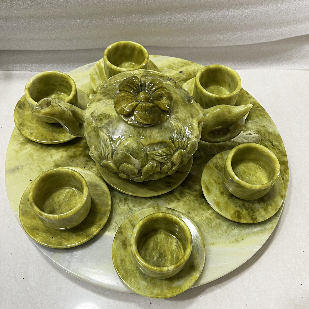 Bộ ấm chén uống nước bằng ngọc serpentine của Việt Nam đường kính khay 32 cm, nặng 5 kg cả bộ