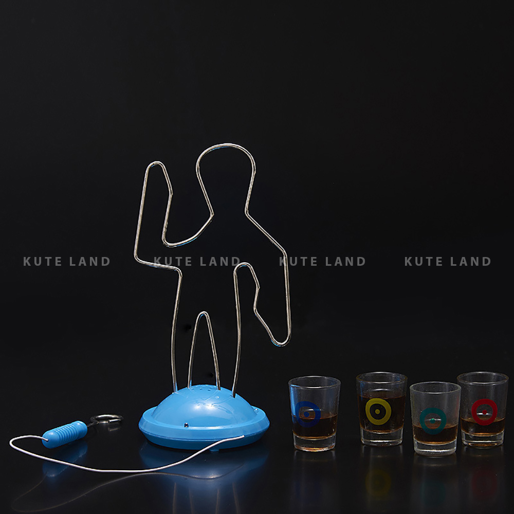 Trò chơi Buzz Wire thử thách luồn tay qua khuôn kiểm tra độ tỉnh táo trên bàn nhậu Drinking Game