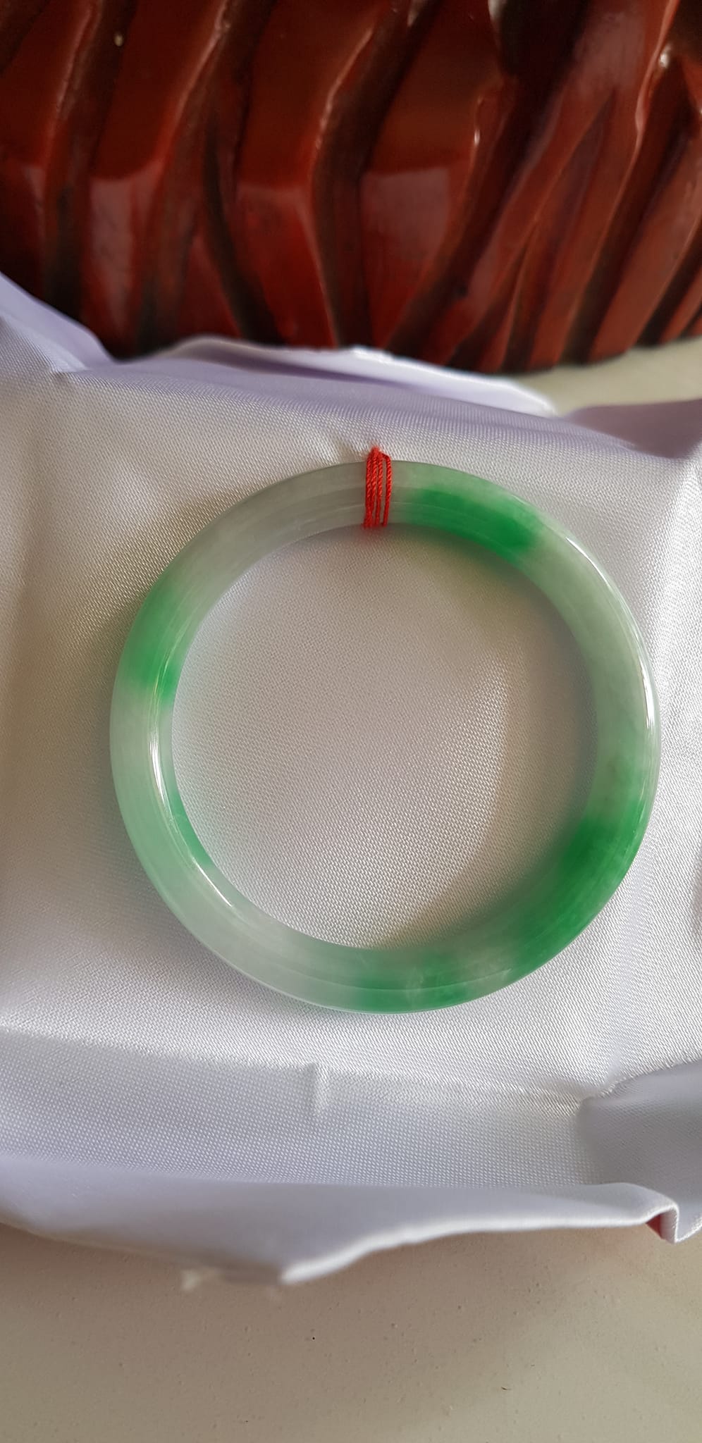 Vòng Cẩm Thạch tự nhiên mới TR LÝ  IC 49mm x cọng 7mm Vòng màu trắng xanh lý tươi đẹp nữ tay nhỏ 40kg - 49kg đeo rẻ đẹp ạ