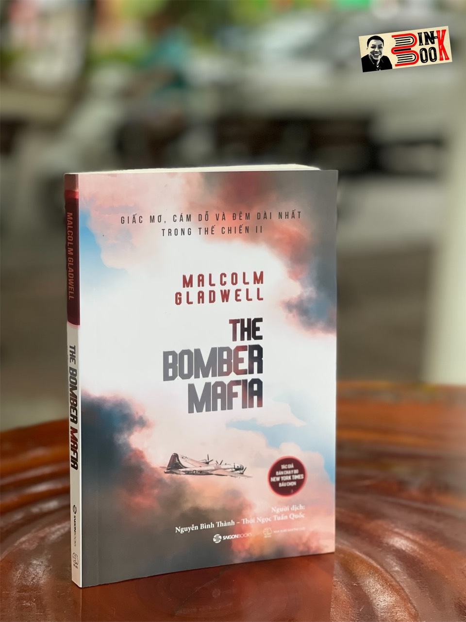 (Tác giả bán chạy do New York Times bầu chọn) THE BOMBER MAFIA: GIẤC MƠ, CÁM DỖ VÀ ĐÊM DÀI NHẤT TRONG THẾ CHIẾN II - Malcolm Gladwell - Nguyễn Bình Thành - Thới Ngọc Tuấn Quốc dịch - Saigonbooks – Nxb Thế Giới (Bìa mềm)