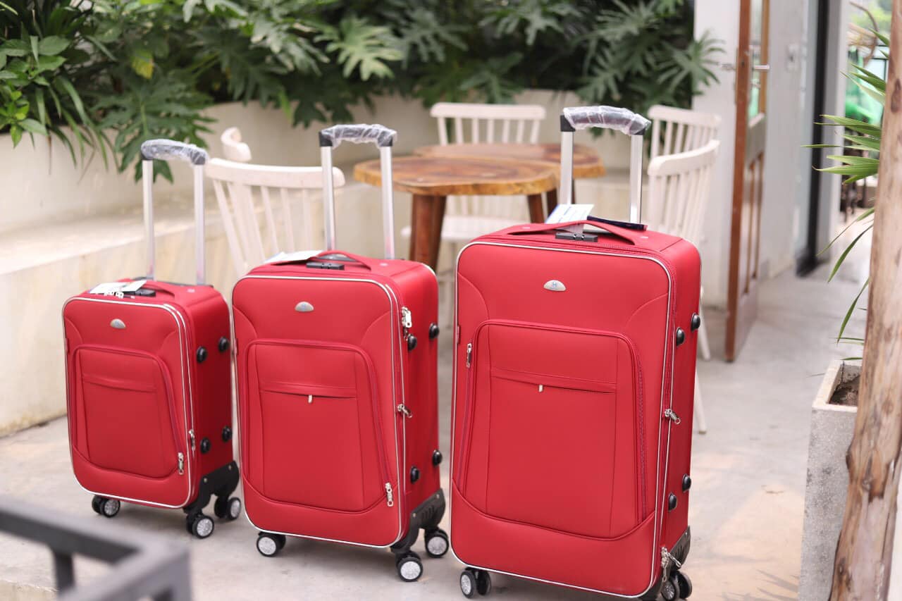 Vali vải hùng phát màu đỏ Size 24" : 60cm x 40cm x 26cm