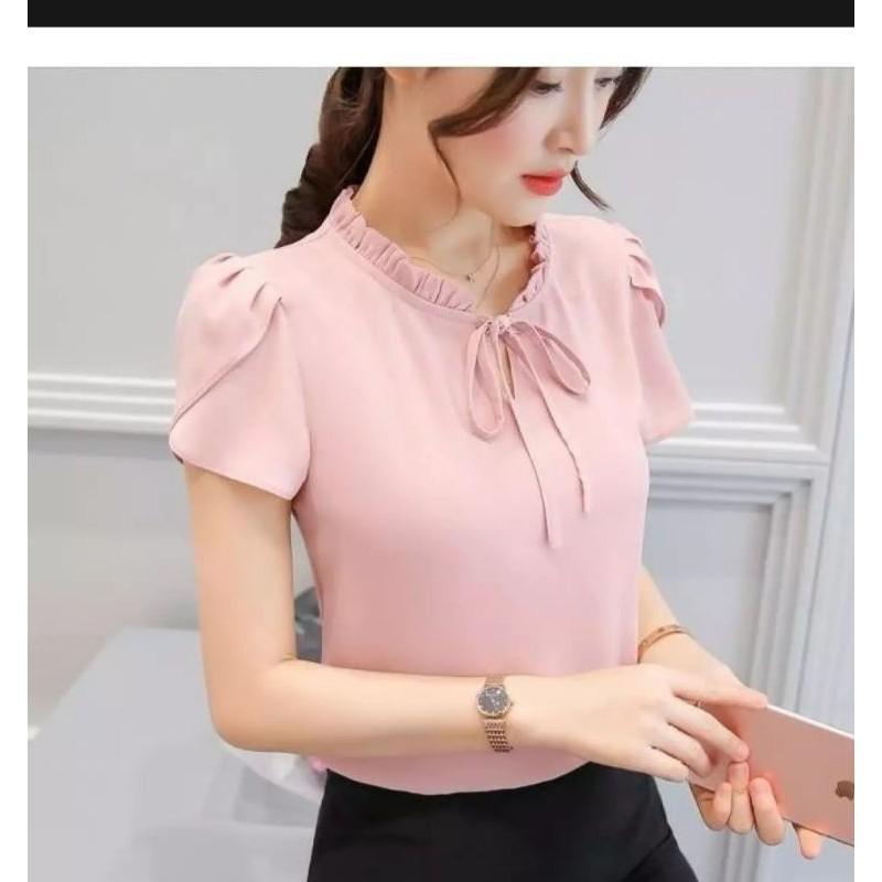 Áo kiểu cổ bèo thắt nơ.