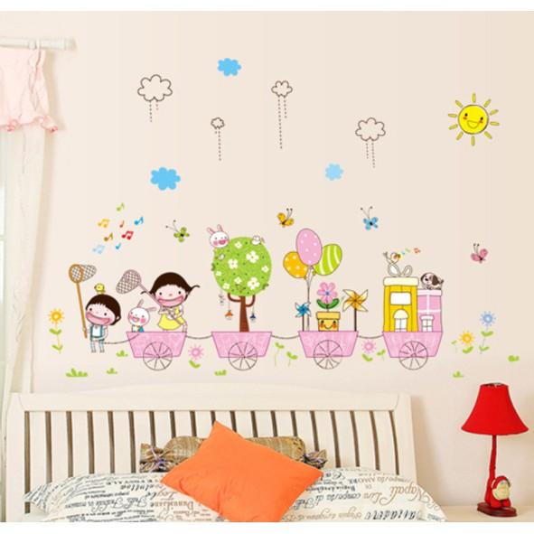 Decal dán tường Xe kéo và các bé