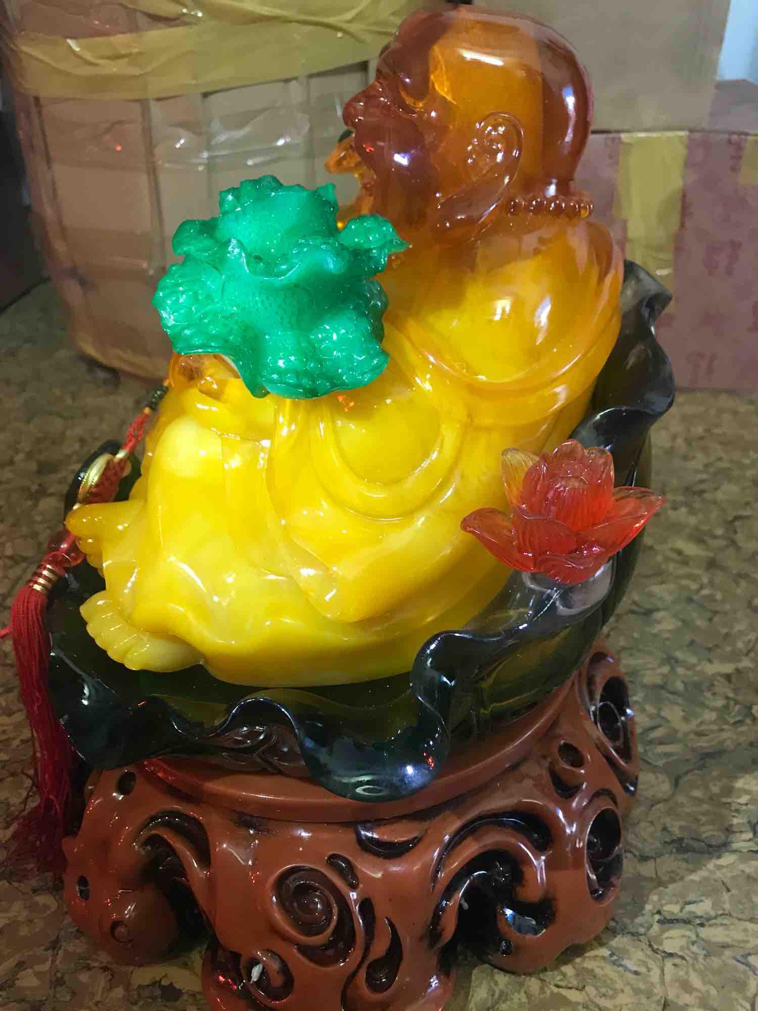 TƯỢNG PHẬT DI LẶC VÀNG NGỔI ĐÀI HOA SEN TAY CẦM GẬY NHƯ Ý BẮP CẢI 38CM MỆNH KIM THỔ