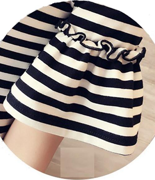Đầm body xuông phối sọc đen ống tay bèo loe
