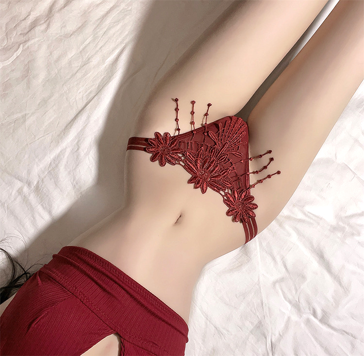 Quần lót nữ lọt khe dây tua rua bông hoa ở trước