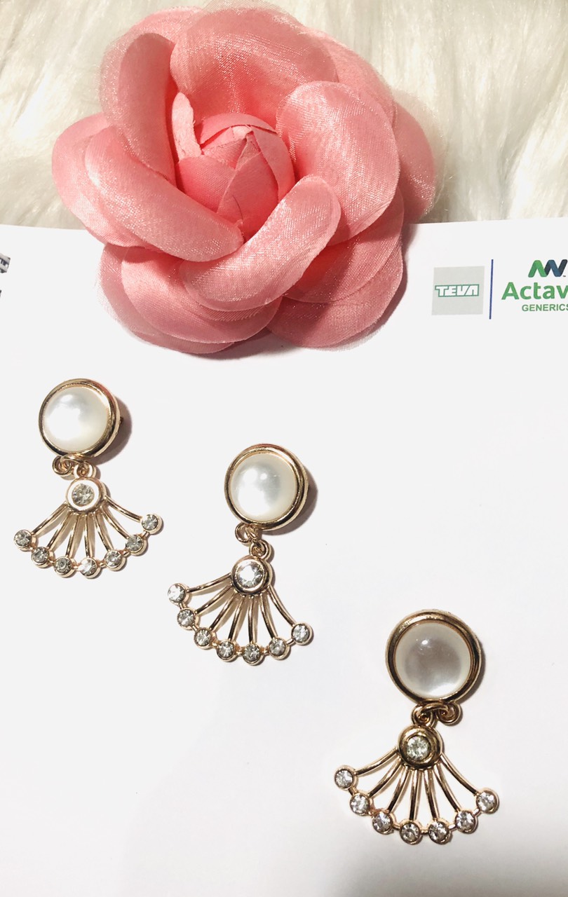 Cài áo thả hình rẽ quạt. Dài 5cm