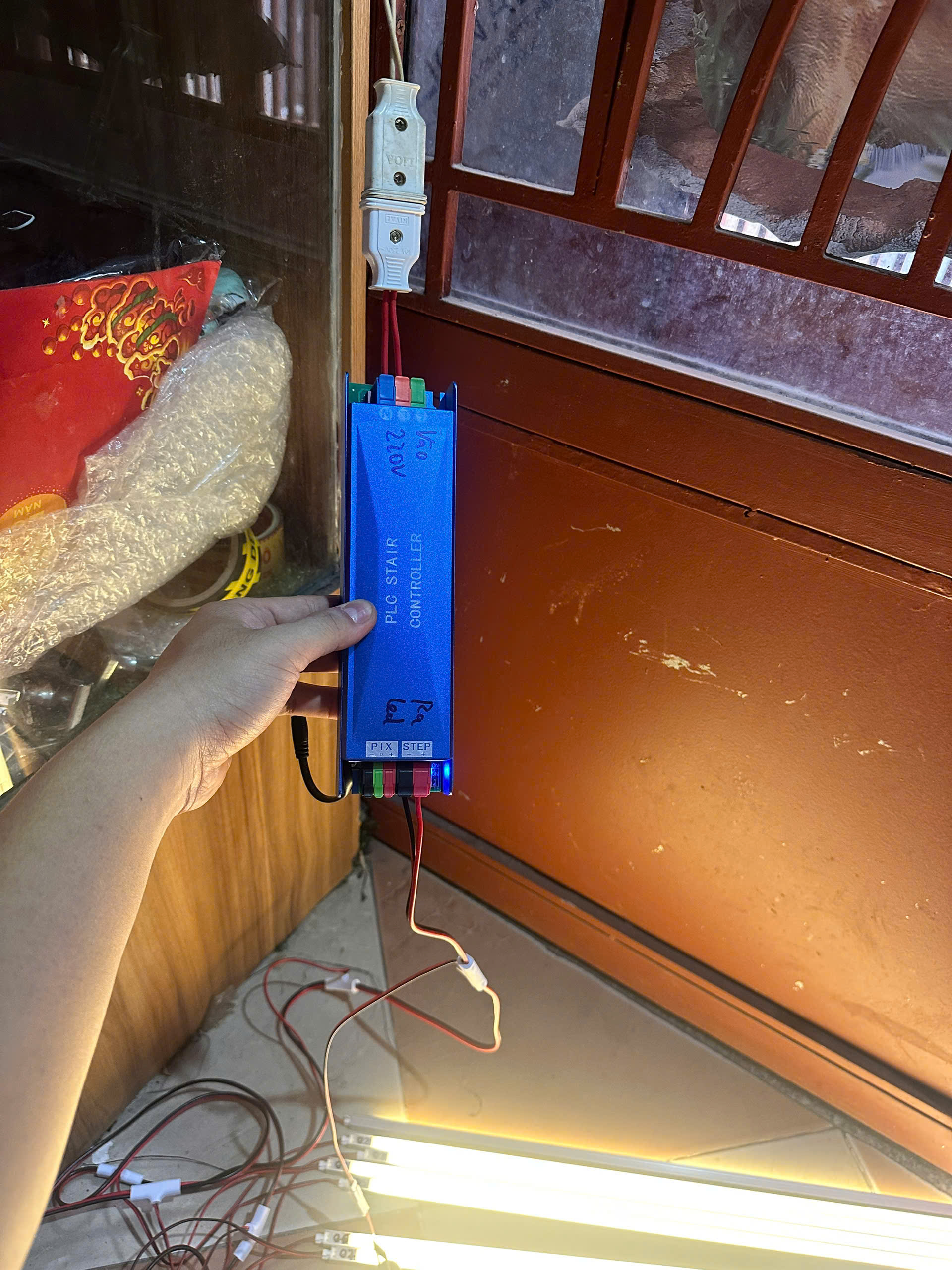 Bộ đầy đủ Đèn LED cầu thang thông minh cảm ứng. Đèn LED bước cầu thang cảm ứng cơ thể con người