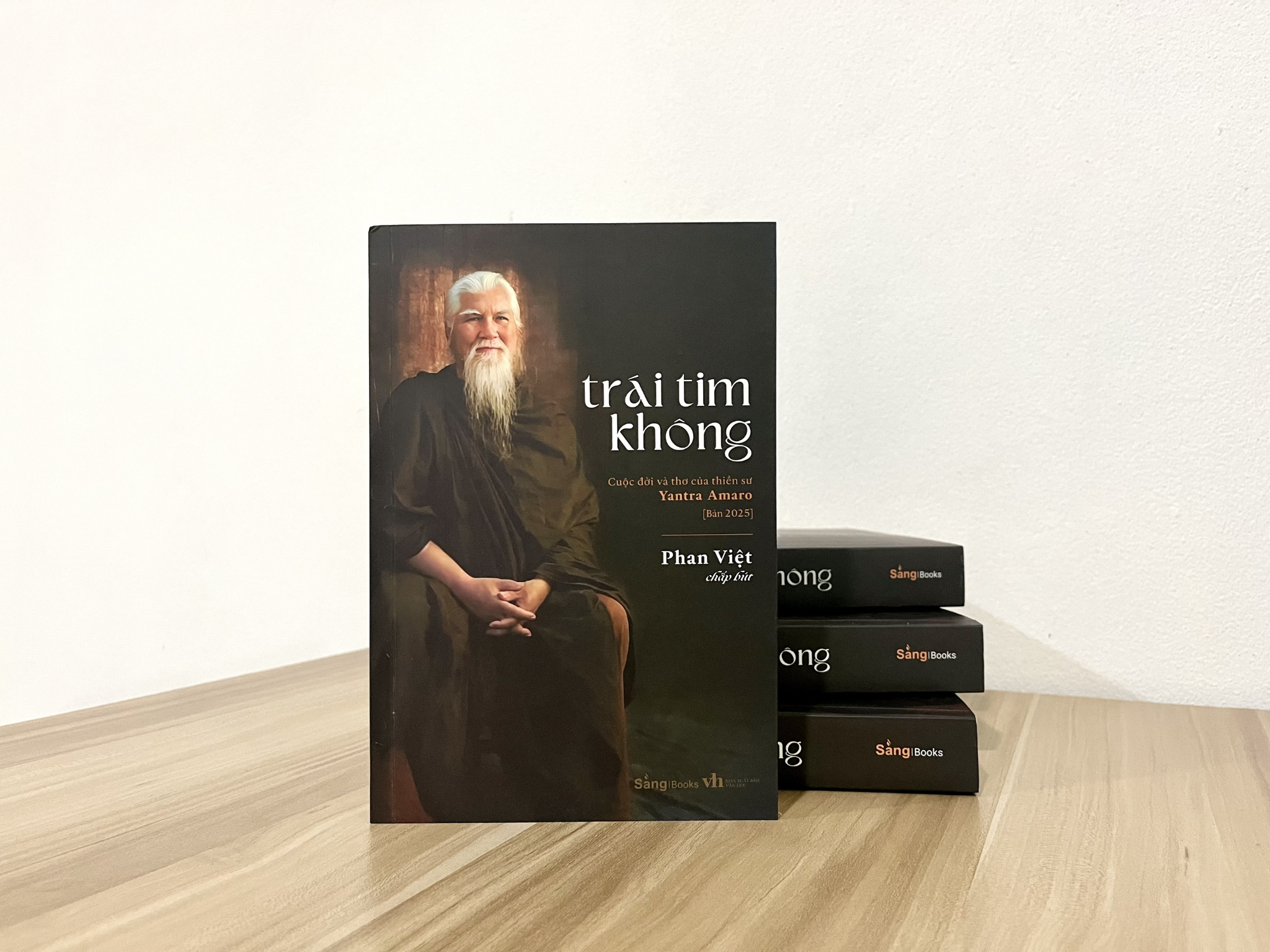Sách - Trái Tim Không - Cuộc đời và thơ của thiền sư Yantra Amaro - Bản 2025 - Sáng Books