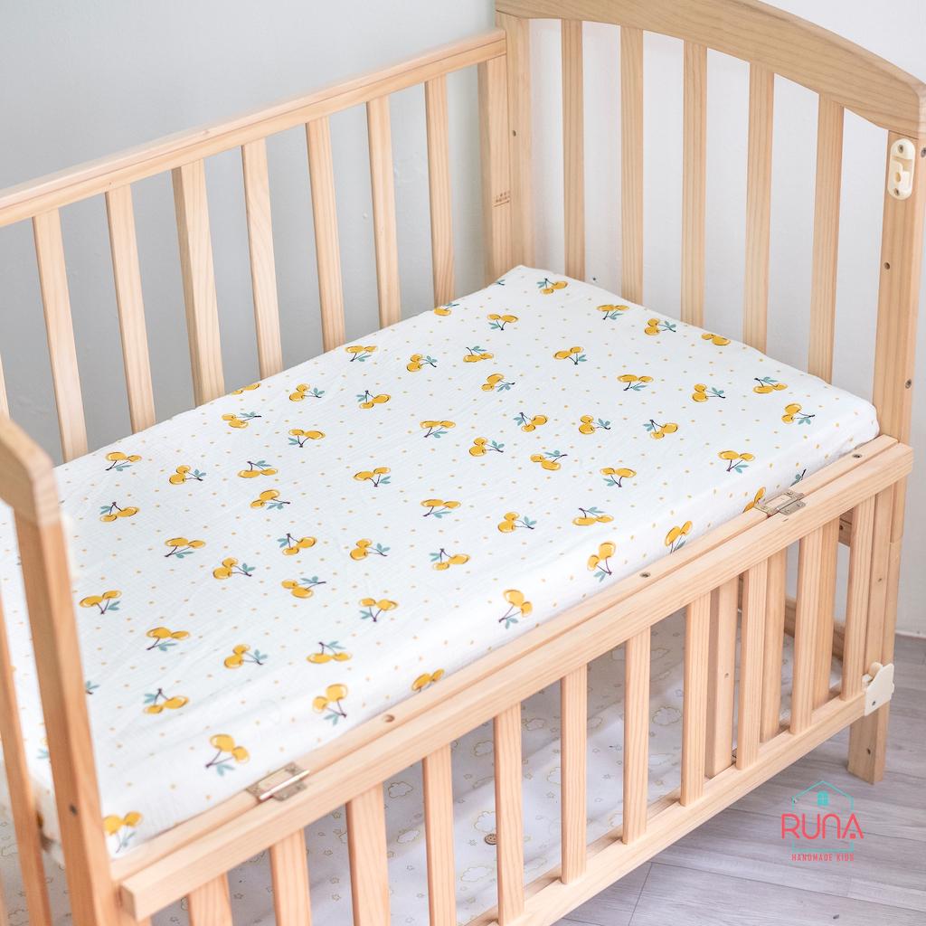 Ga bọc nệm cũi cho bé RUNA KIDS chất liệu vải xô Muslin mềm mại thấm hút tốt