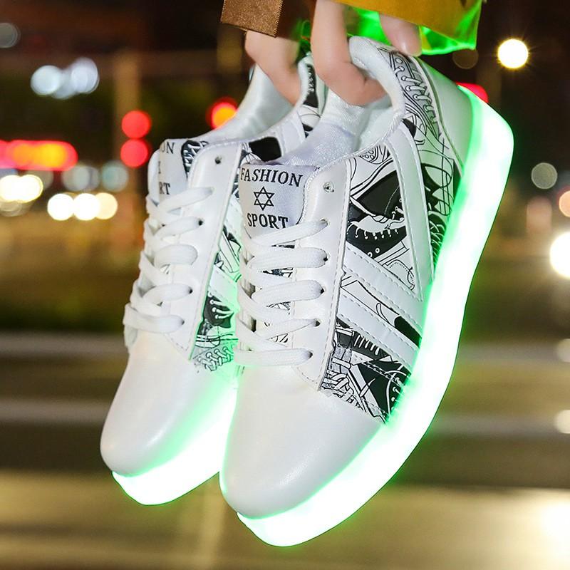 Giày PHÁT SÁNG MÀU TRẮNG HỌA TIẾT NỬA THÂN MÀU ĐEN SÁNG 7 MÀU TẶNG KÈM DÂY GIÀY PHÁT SÁNG (kèm ảnh