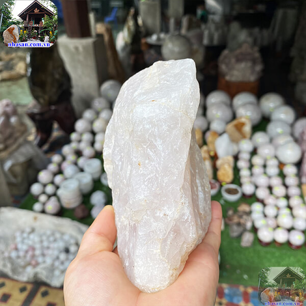 Thạch anh hồng thô giúp phòng ngủ của bạn trở nên nổi bạt và tinh tế