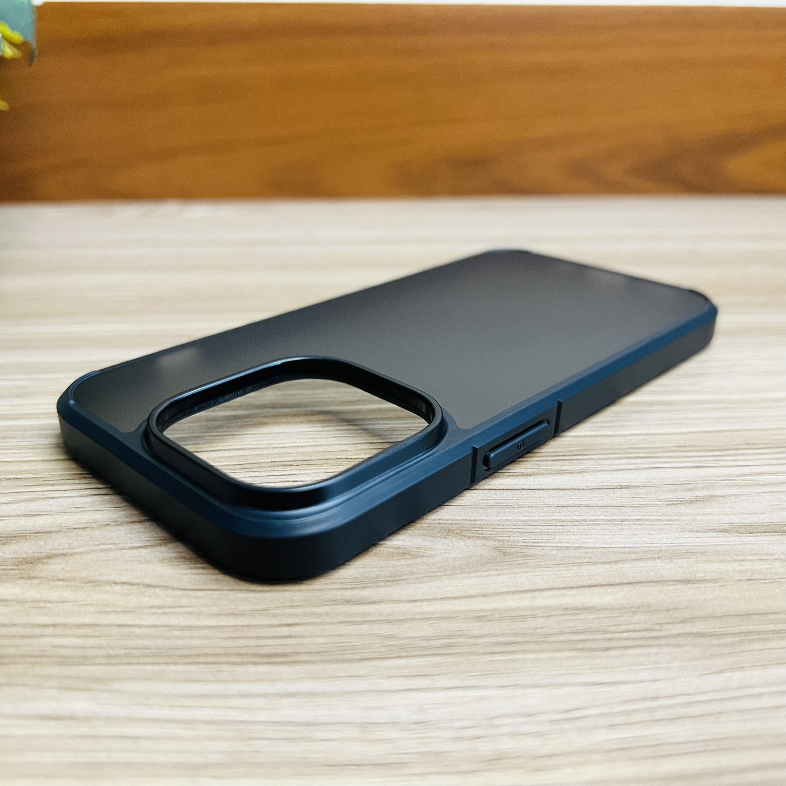 Ốp lưng dành cho iPhone 14 Pro Max X-level Frosted Sand lưng nhám mờ- Hàng chính hãng