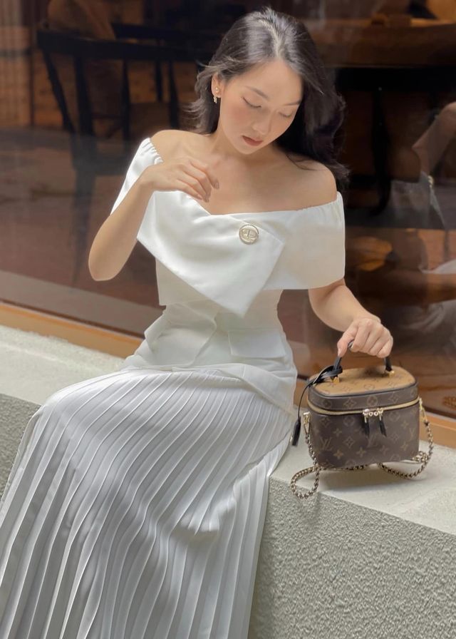 Áo peplum trễ vai đắp chéo sang trọng, dễ phối đồ có 2 màu trắng, đen
