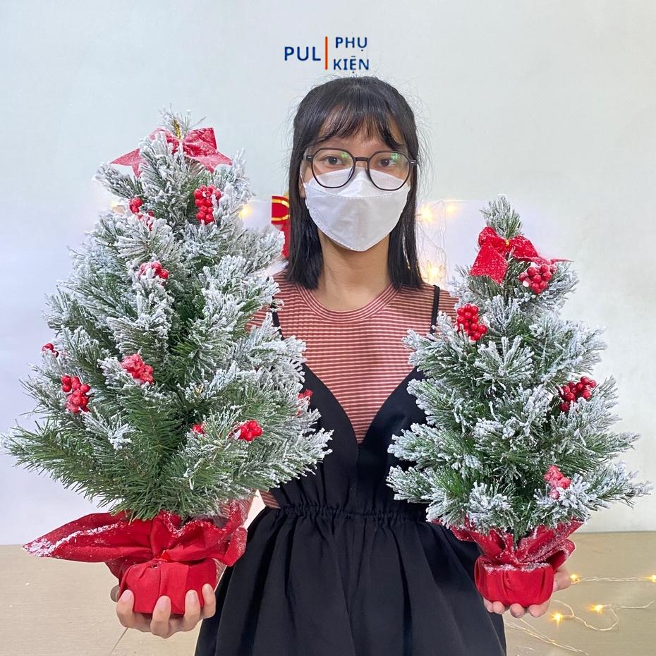 Cây thông noel phủ tuyết gắn trái đỏ mini để bàn trang trí giáng sinh