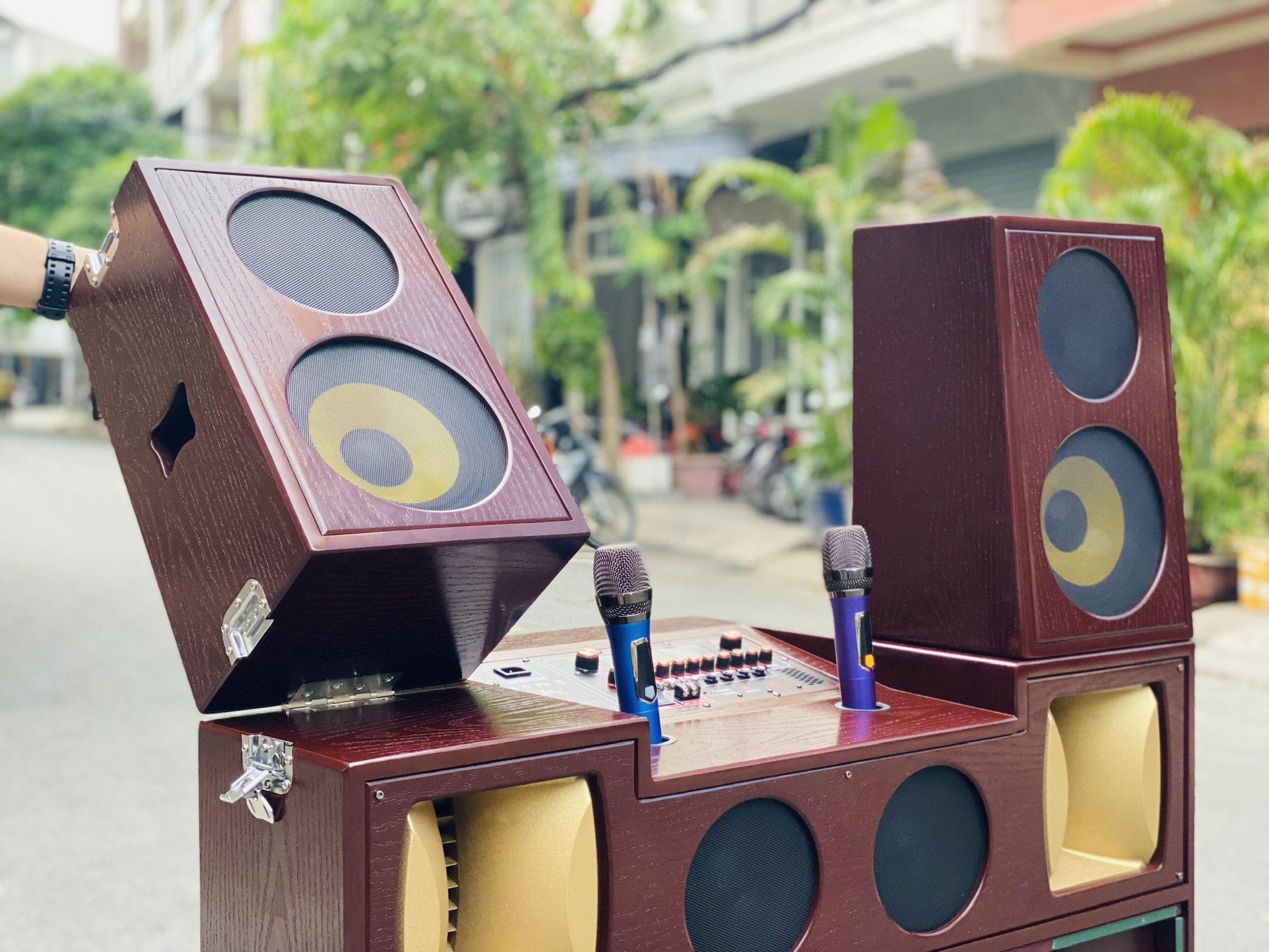 Loa Kéo Karaoke Di Động T05 Pro - Công Suất Cực Lớn 1700W, Hệ Thống 10 Loa 3 Đường Tiếng, 2 Bass Lớn 50cm, 2 Bass 20cm, Hàng Chính Hãng