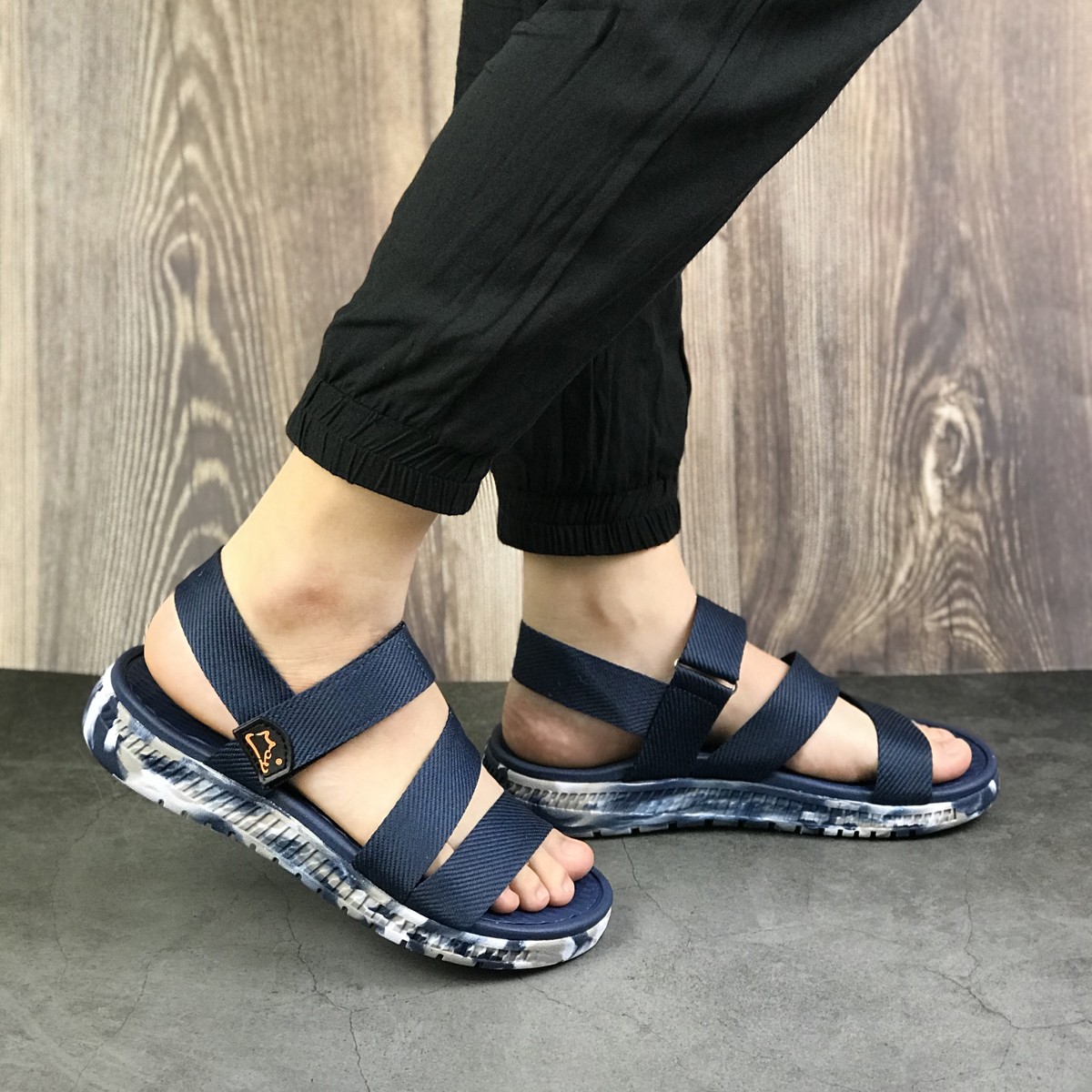 Giày sandal nữ siêu nhẹ hiệu MOL thích hợp mang đi học MS2Ch2