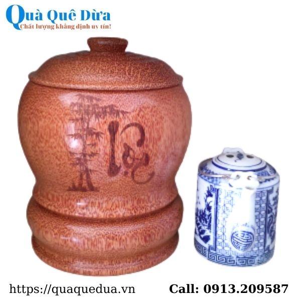 Bộ Bình Trà Gỗ Dừa Khắc Hoa Văn Lồng Chữ "Thọ" Và Bình Trà 700 - 950ml - Sản Phẩm Được Sản Xuất Tại Bến Tre