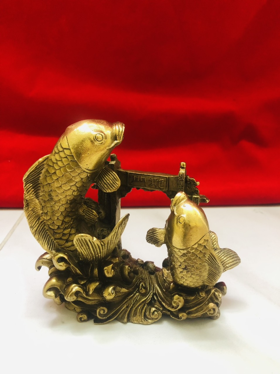 Tượng cá chép vượt vũ môn bằng đồng nguyên chât cao 12cm,vật phẩm phong thủy thăng quan tiến chức