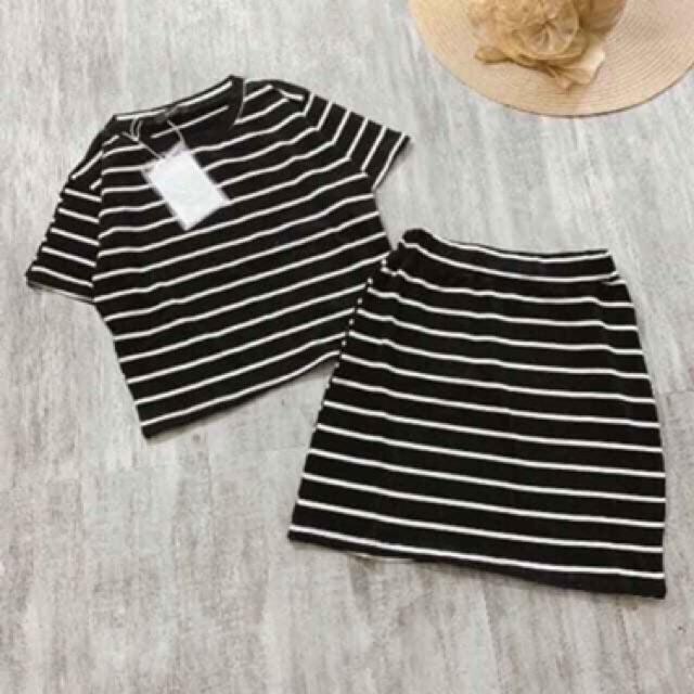 SET ÁO THUN CROPTOP KÈM CHÂN VÁY SỌC CÓ QUẦN