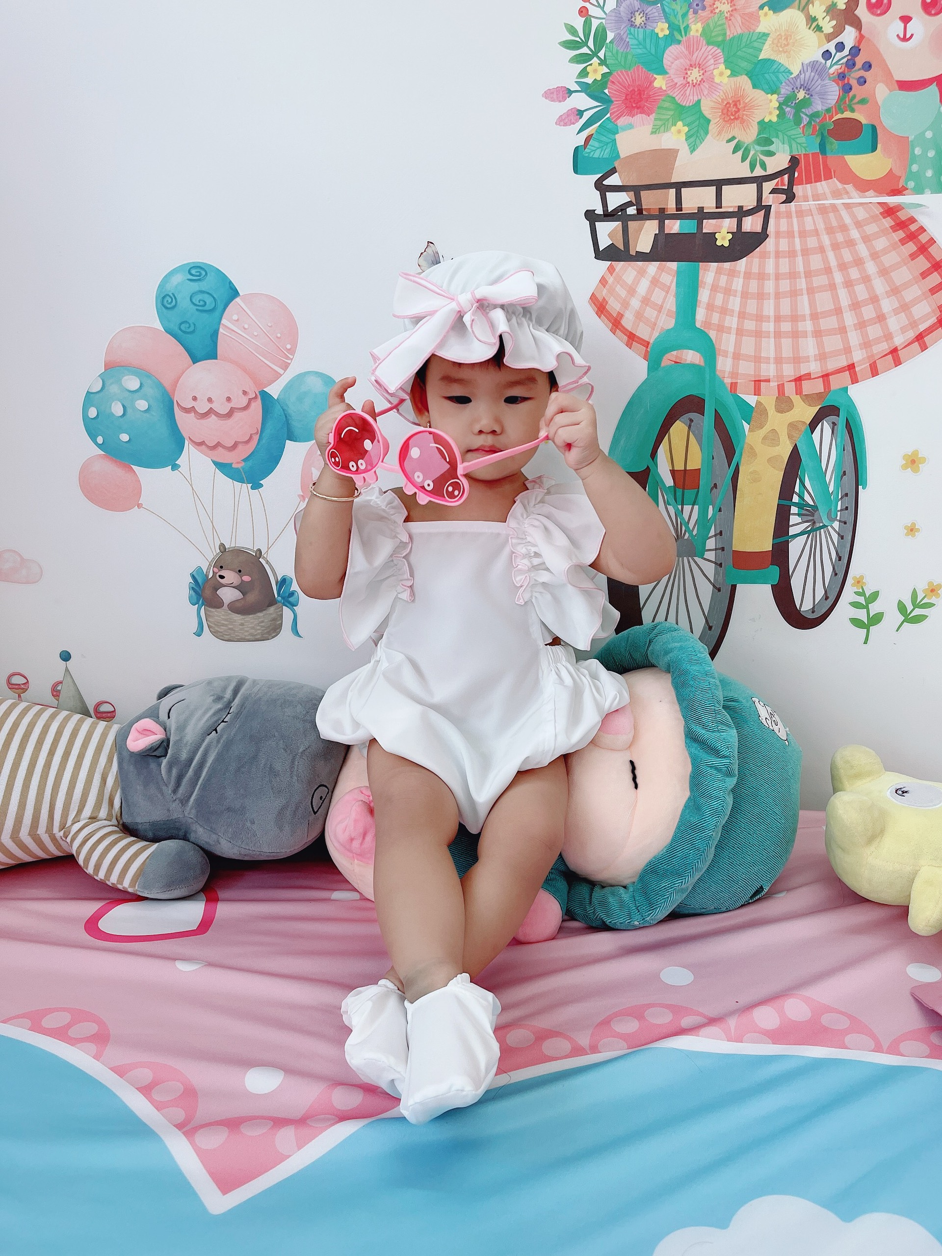 Body Trắng Viền Hồng Kèm Nón Và Giày Cho Bé sơ sinh - 12kg
