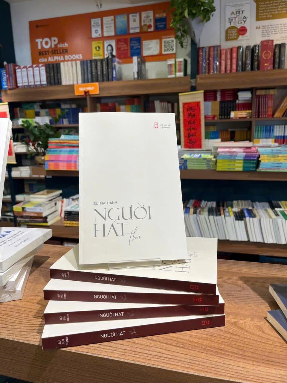 NGƯỜI HÁT (THƠ) - Bùi Mai Hạnh - Sống - AlphaBooks