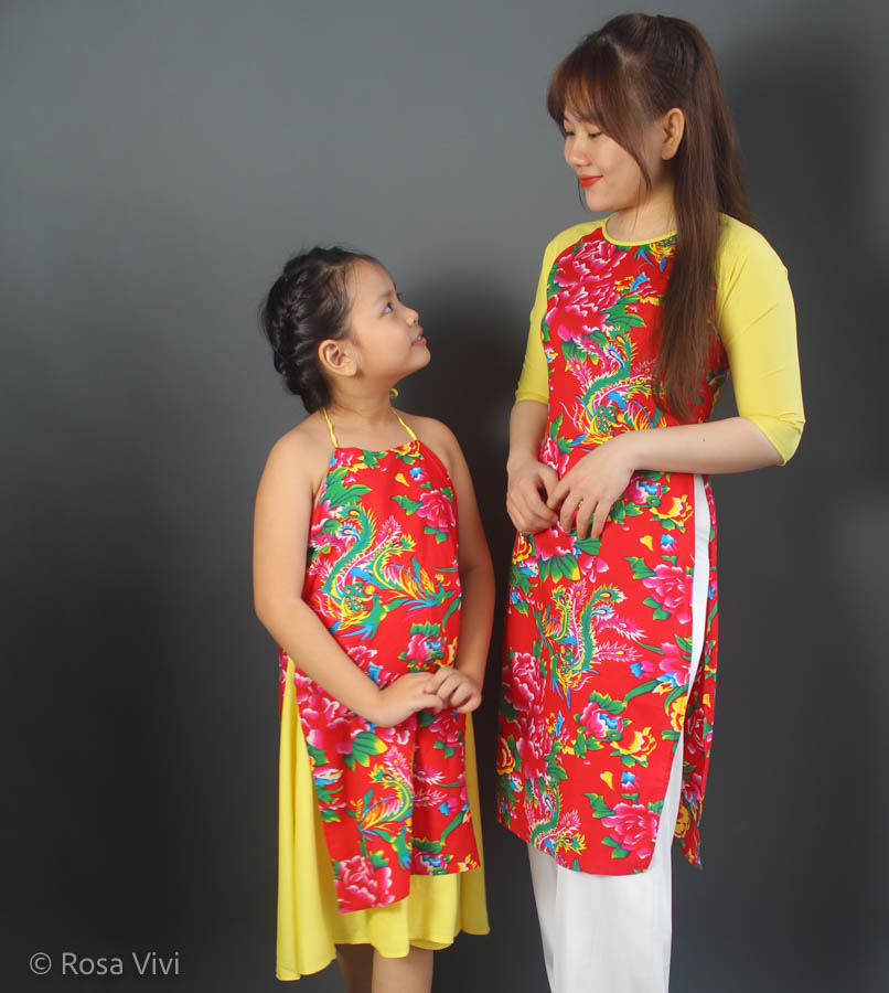 Yếm áo dài cặp đôi cho mẹ và bé Rosa Vivi họa tiết hoa công phụng