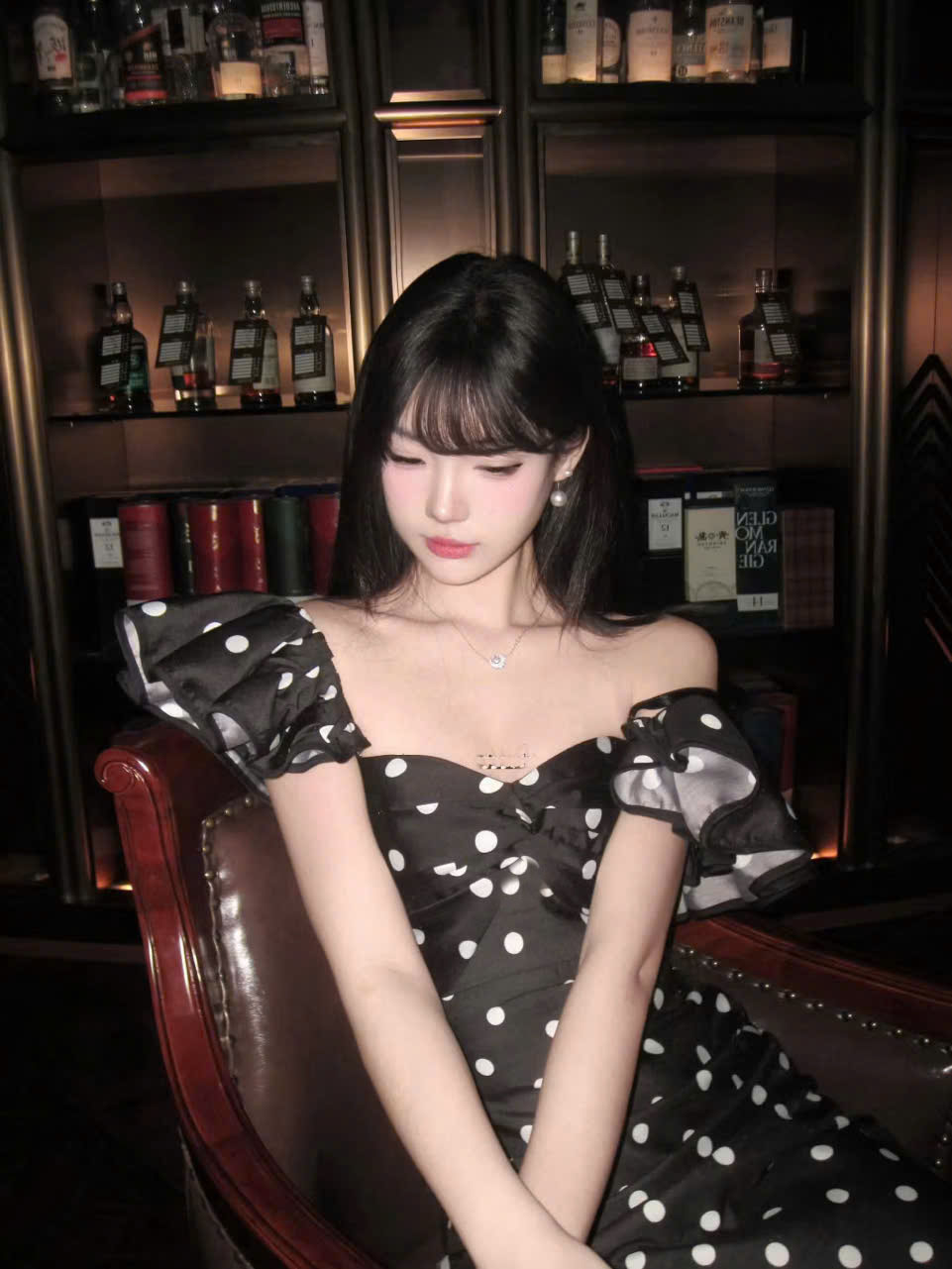 Đầm chấm bi trễ vai phong cách nhẹ nhàng