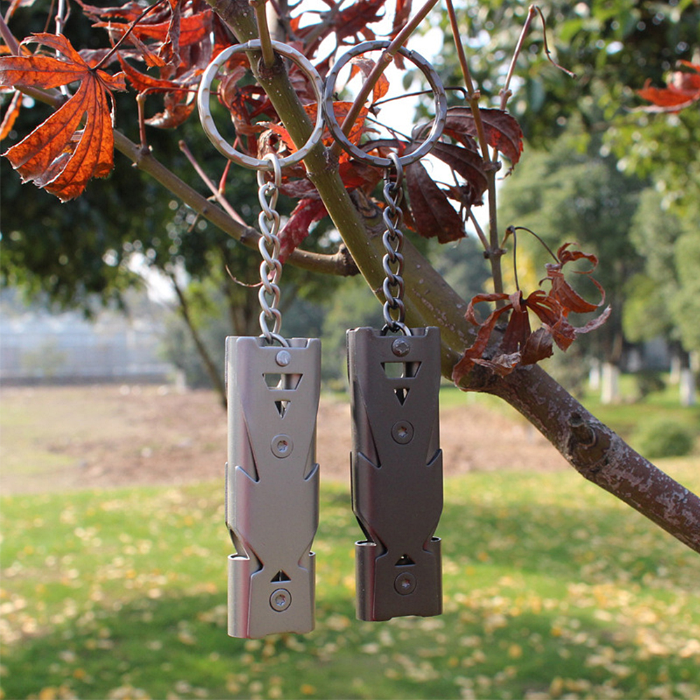 Còi Báo Hiệu Khẩn Cấp Và Móc Khóa Carabiner Chữ D