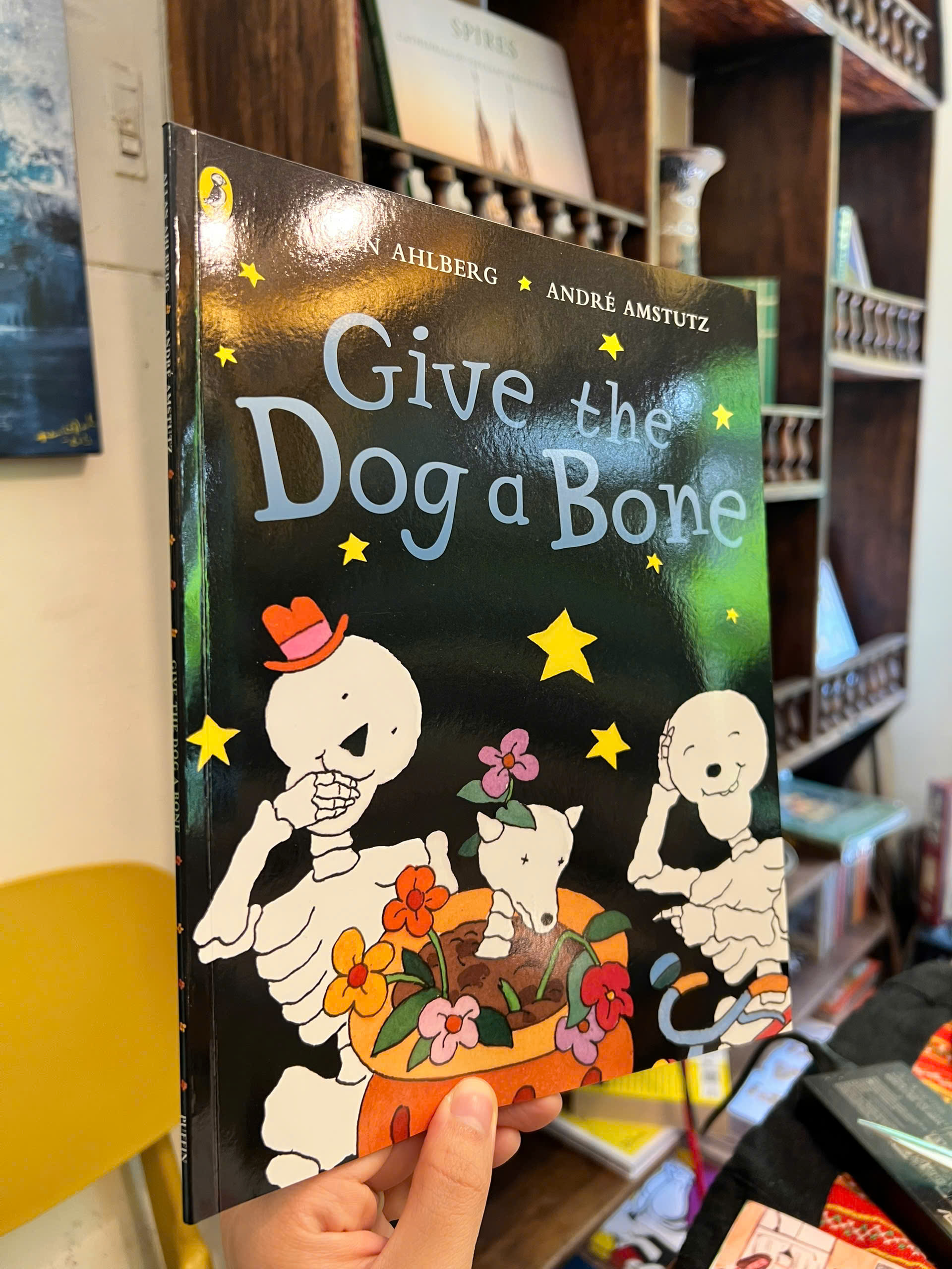 Sách - Give The Dog A Bone (Funnybones) | Childrens Picture Book / Ngoại văn Thiếu nhi Nhập khẩu